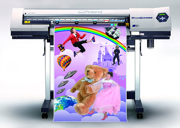 foto van een Rolan digitale printer die een levendig gekleurde kinderposter print