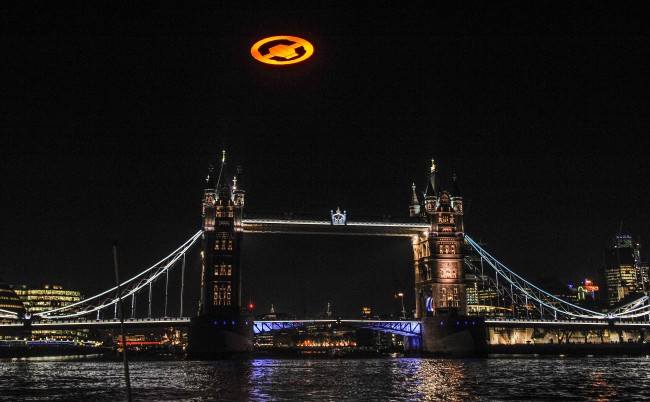 Glifo di Halo 4 in volo sul Tower Bridge di Londra foto