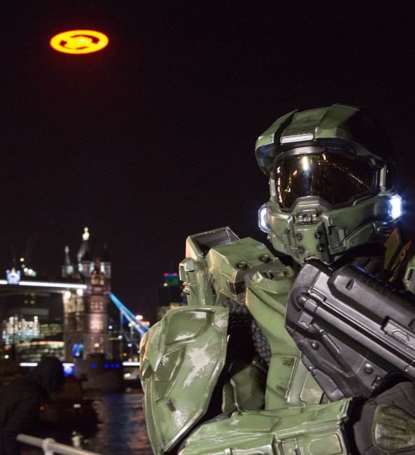 Foto del glifo di Halo 4 e di Master Chief al Tower Bridge di Londra