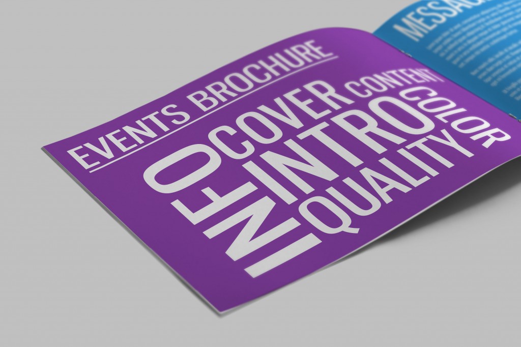 Brochure événementielle avec fond violet et texte en bloc blanc