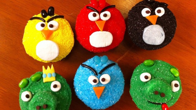 Cupcake Angry Birds - verschiedene Angry Birds Charaktere, die auf Cupcakes gebacken wurden