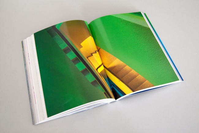 Páginas interiores del libro Think in Colour