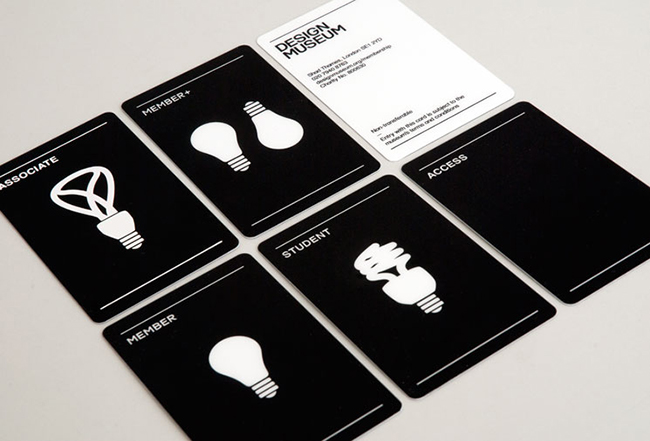 Un groupe de 6 cartes de membres noir et blanc, simplistes, du Design Museum.