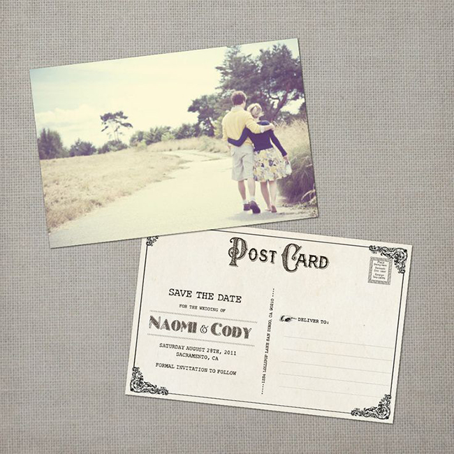 O postal vintage "save the date" mostra um casal a dar um passeio romântico no campo.