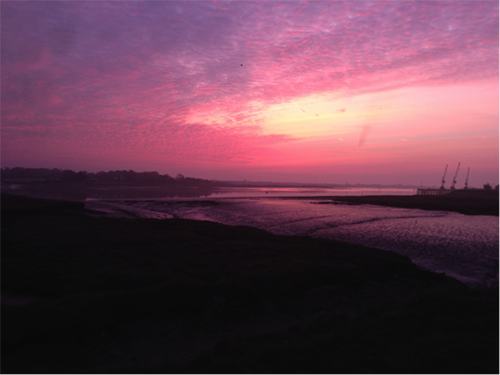 Impresionante y bonita foto de un amanecer rosa y púrpura sobre el estuario de Essex