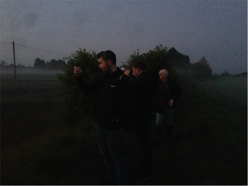 Het Solopress-team kijkt uit over de mistige vlaktes van hun wandeling