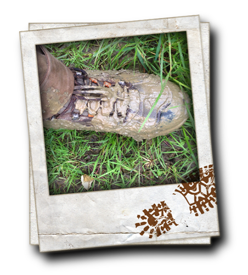 des chaussures de randonnée couvertes de boue mais qui gardent les pieds d'Adam au sec