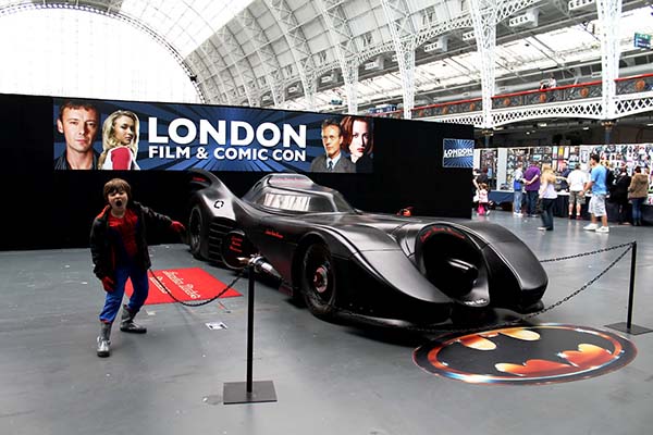 Un jeune garçon s'amuse à voir la Batmobile au Comic-Con de Londres