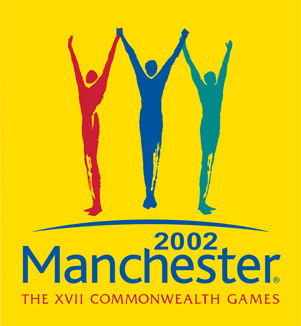 El logotipo de los Juegos de la Commonwealth celebrados en Manchester en 2002 tiene un símbolo de 3 figuras de diferentes colores, todas con las manos en alto.