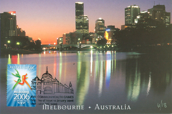 Bunte Postkarte für die Commonwealth Games in Melbourne zeigt die Stadt bei Nacht vom Wasser aus