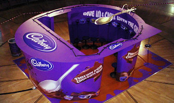 Foto del stand de exposición de Cadbury con la forma de uno de sus productos: el "pote de la alegría".