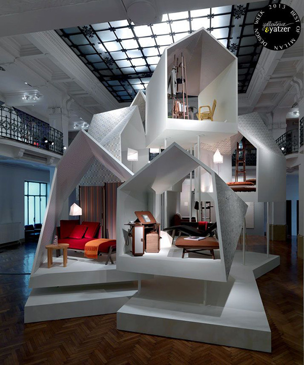 stand de exposición de varios pisos de Hermes durante la Semana del Diseño de Milán 2013
