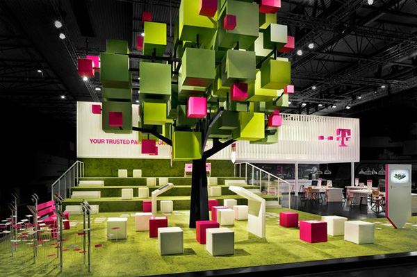 Lo stand espositivo di T Mobile presenta un albero pixelato e le sue foglie pixelate come sedili.