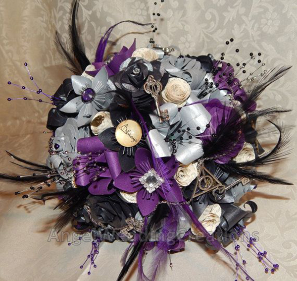Atemberaubender lila, cremefarbener und schwarzer Hochzeitsstrauß aus Papierblumen
