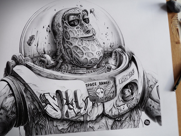 Buzz Lightyear aus Toy Story wurde zerstört. Im Inneren seines Helms ist eine Weltraumstadt um sein Gesicht herum gebaut und sein Anzug ist mit Graffiti beschmiert