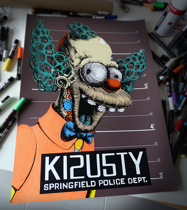Het kunstwerk van Krusty The Clown op een 'gezocht' blad van de politie van Springfield