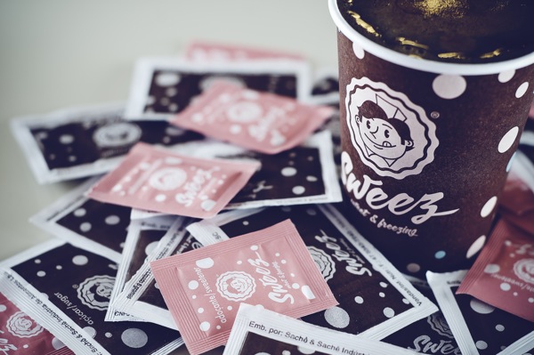 Sweez coffee cup with personalised sugar packets