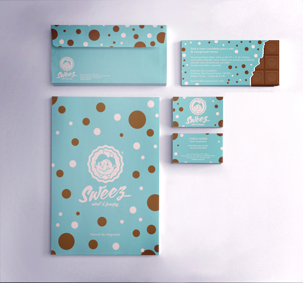 La imagen del cambio de marca de Sweez muestra nuevos membretes, sobres, tarjetas de visita y folletos. Los folletos parecen una tableta de chocolate a medio abrir.