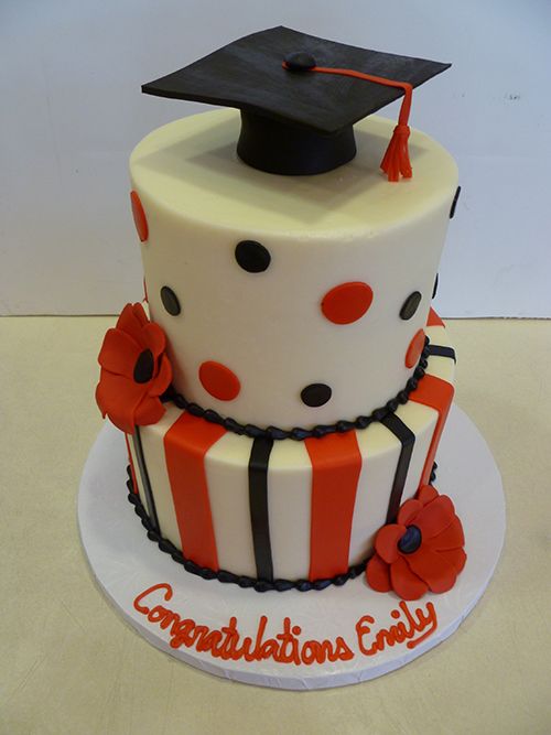 Gâteau de fin d'études rouge, blanc et noir.