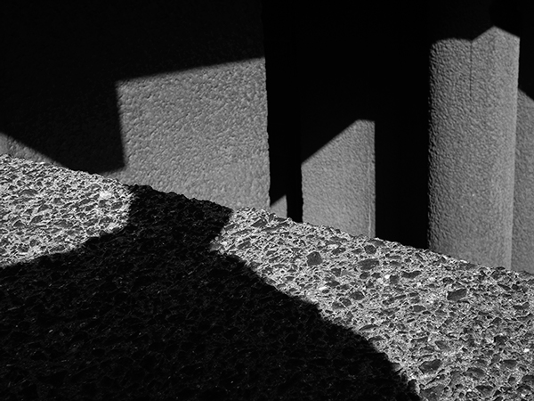 Foto genomen met een structuurbetonblok naar beneden kijkend op betonnen polls