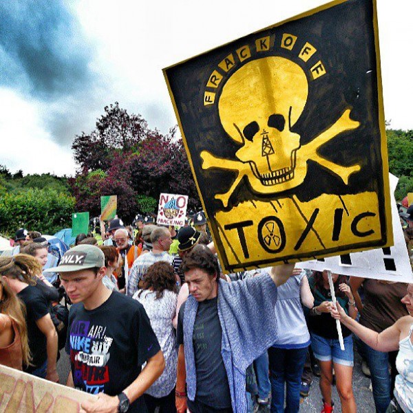 Plakat protestacyjny Frack Off Toxic w Balcombe