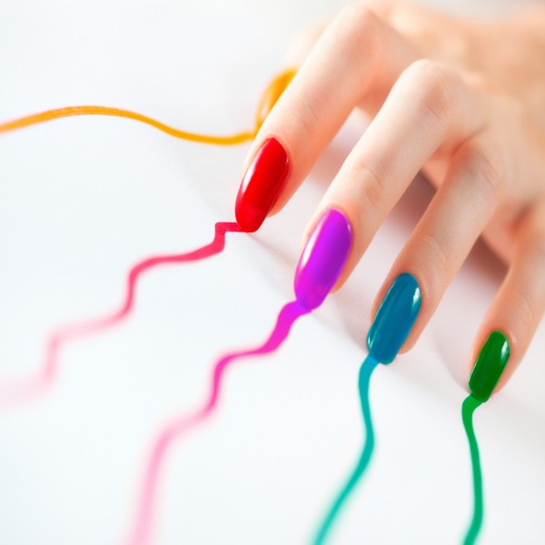 Uma exibição arrojada de design de unhas colorido para o negócio da beleza móvel