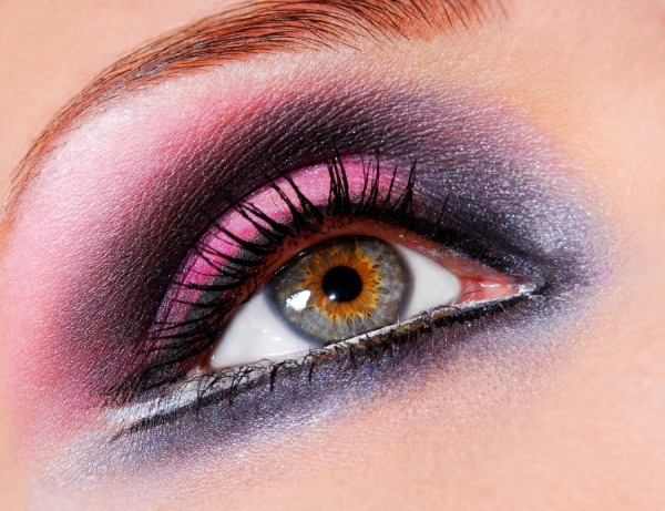Une image étonnante et colorée présentant le maquillage des yeux pour l'industrie de la beauté mobile. 