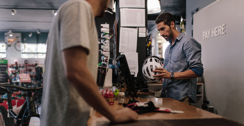 venta de cascos de bicicleta en el mostrador