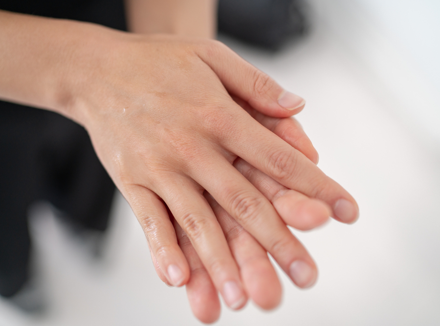 Utilizar desinfetante para as mãos