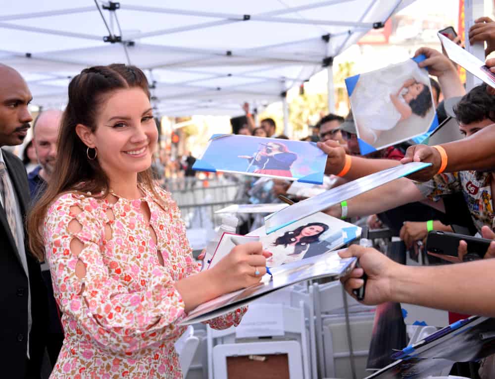Lana Del Rey autografa produtos para os fãs