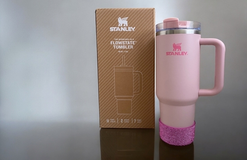 Um popular Quencher de flores de cerejeira com acessório para botas