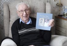 Eddie Habberley mit seinem Gedichtband