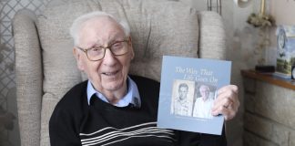 Eddie Habberley com o seu livro de poesia