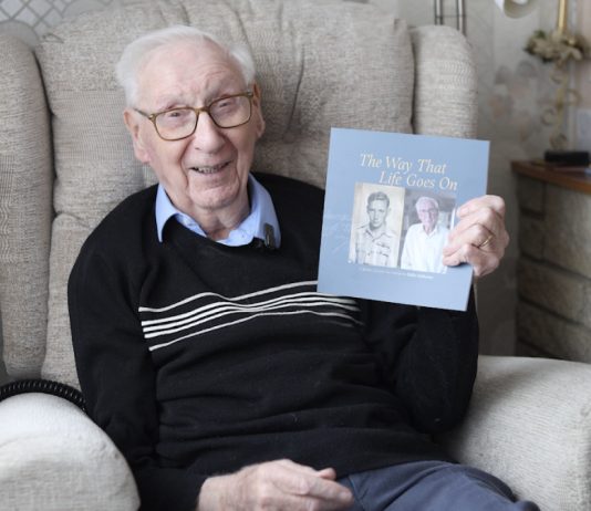 Eddie Habberley con il suo libro di poesie