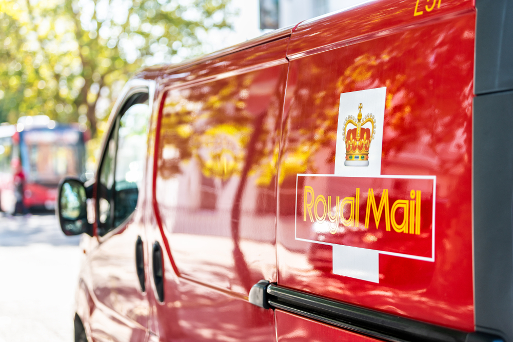 Фургон на Royal Mail доставя пощата на кандидатите