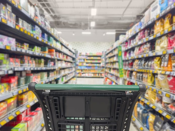 Supermarkt, Regale, gefüllt mit verschiedenen Arten von Lebensmitteln und Getränken, Lebensmittelgeschäft